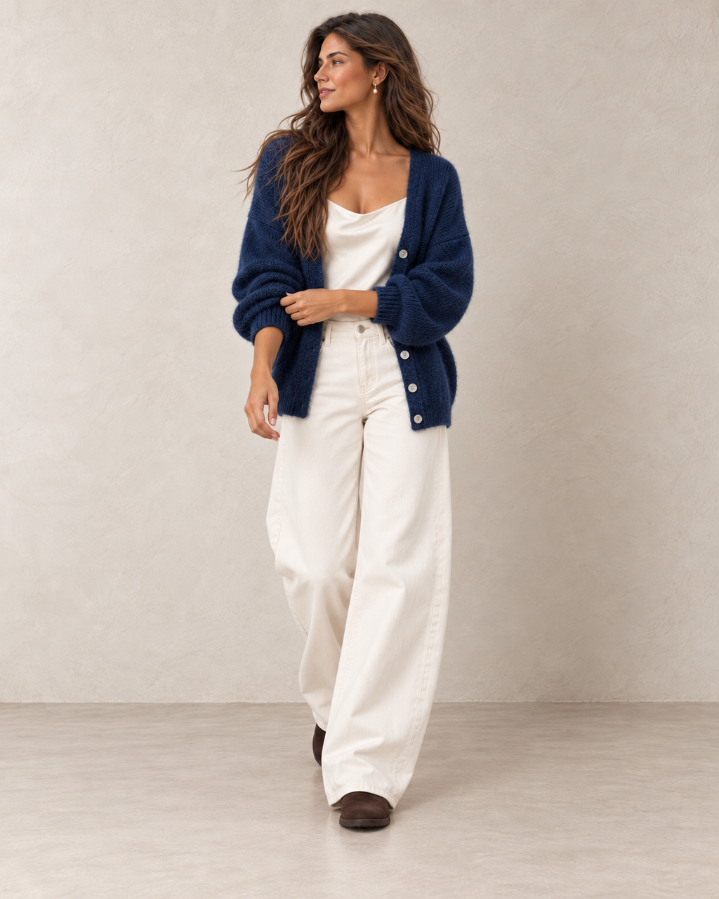 Gilet mohair bleu marine porté ouvert avec un jean barrel blanc