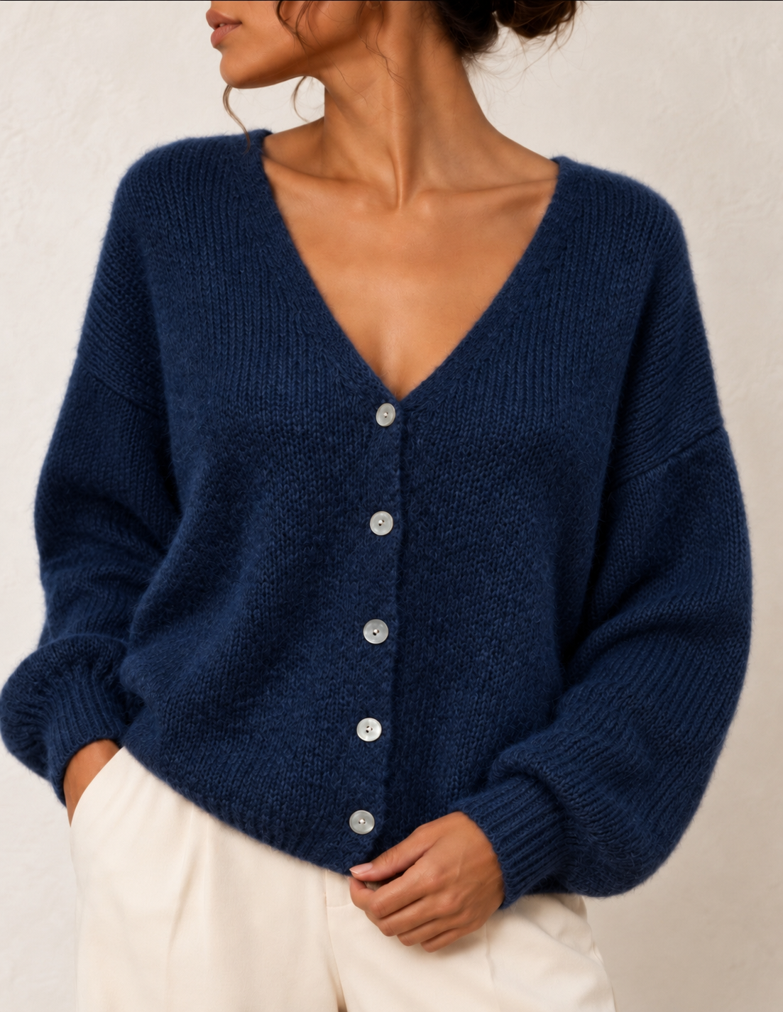 Gilet en maille mohair bleu marine porté par une mannequin brune, vue rapprochée