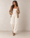 Gilet mohair camel porté ouvert avec un jean barrel ivoire