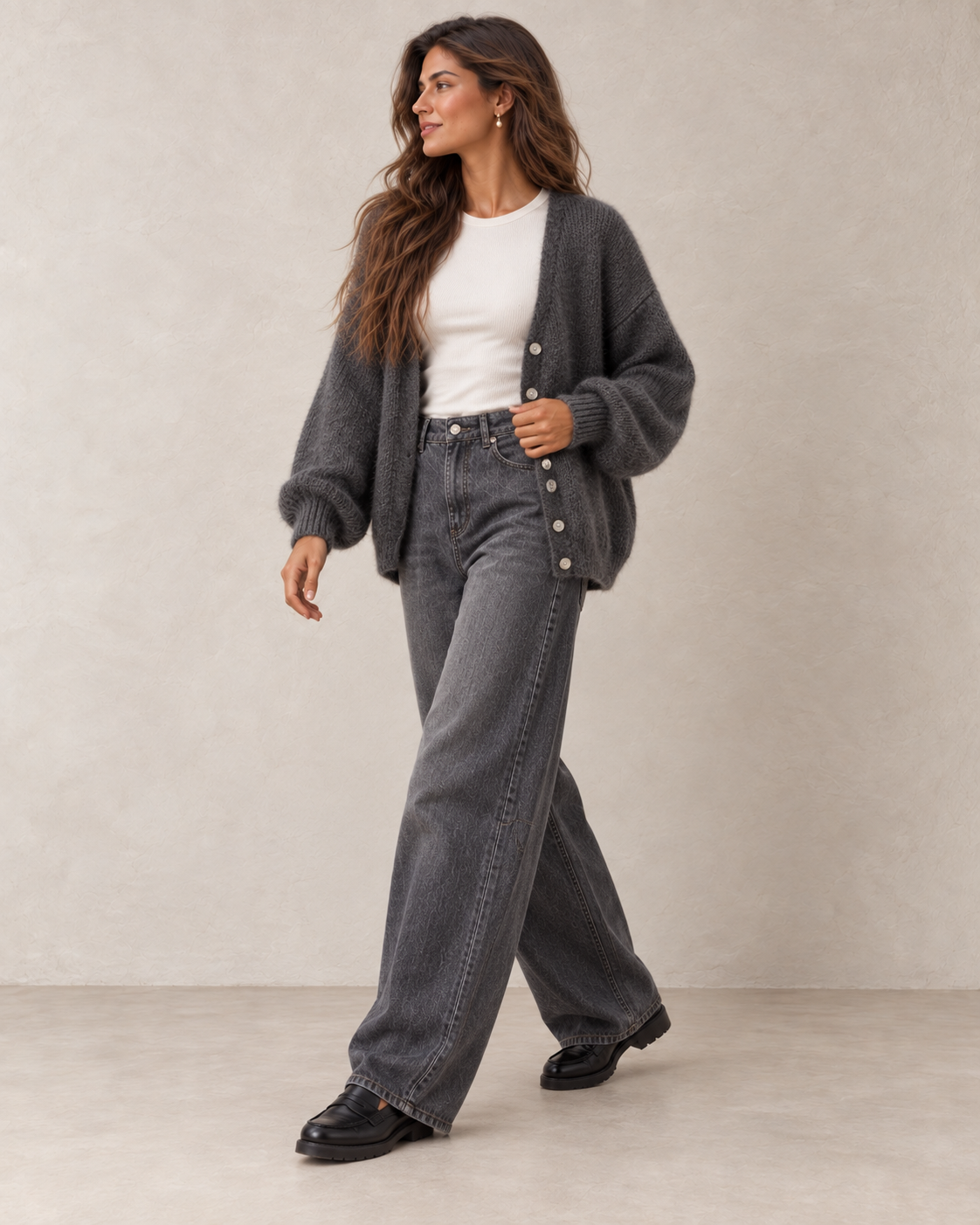 Gilet mohair gris foncé porté ouvert avec un jean barrel gris