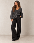Gilet mohair gris foncé porté avec un pantalon large noir