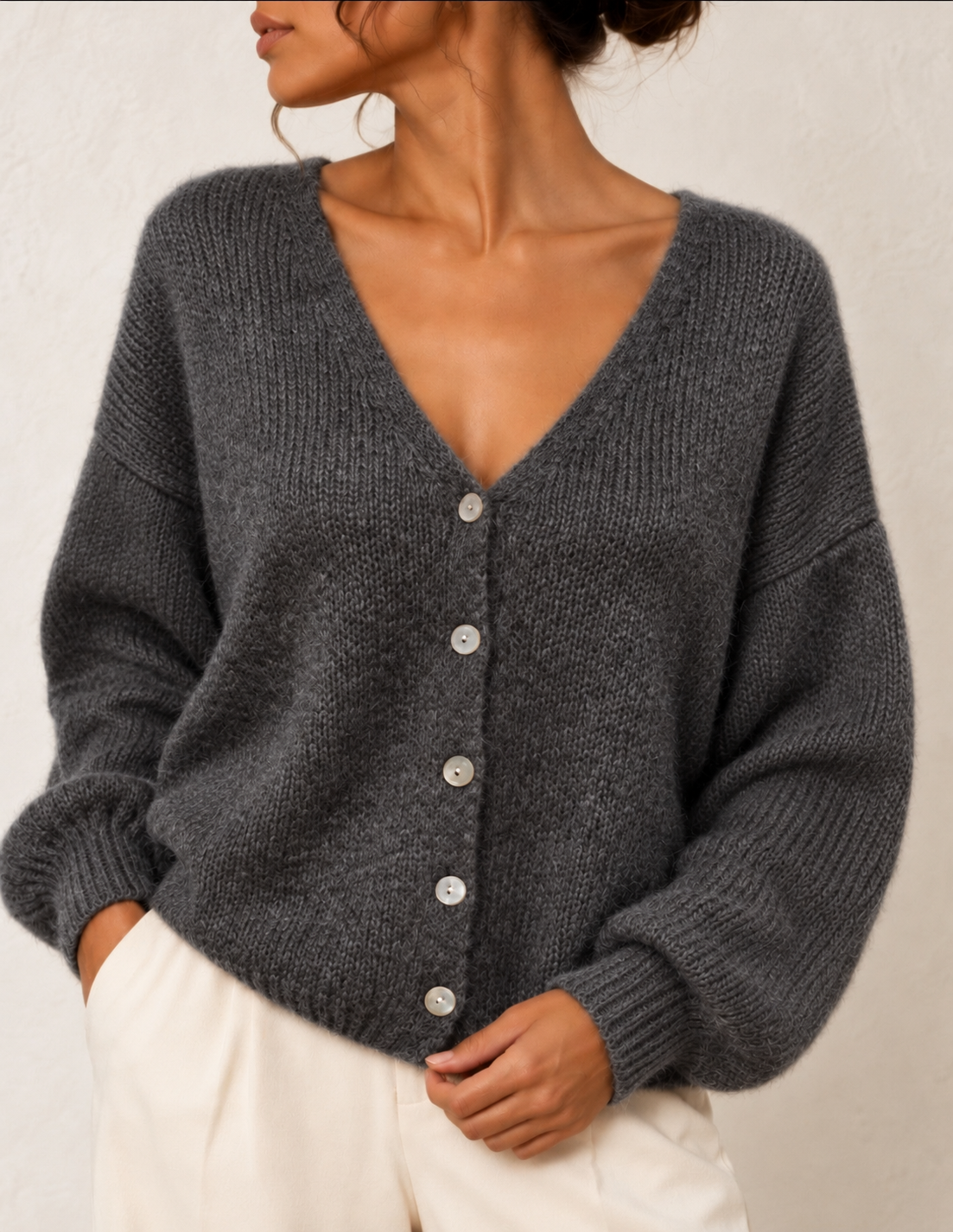 Gilet en maille mohair gris foncé porté par une mannequin brune, vue rapprochée