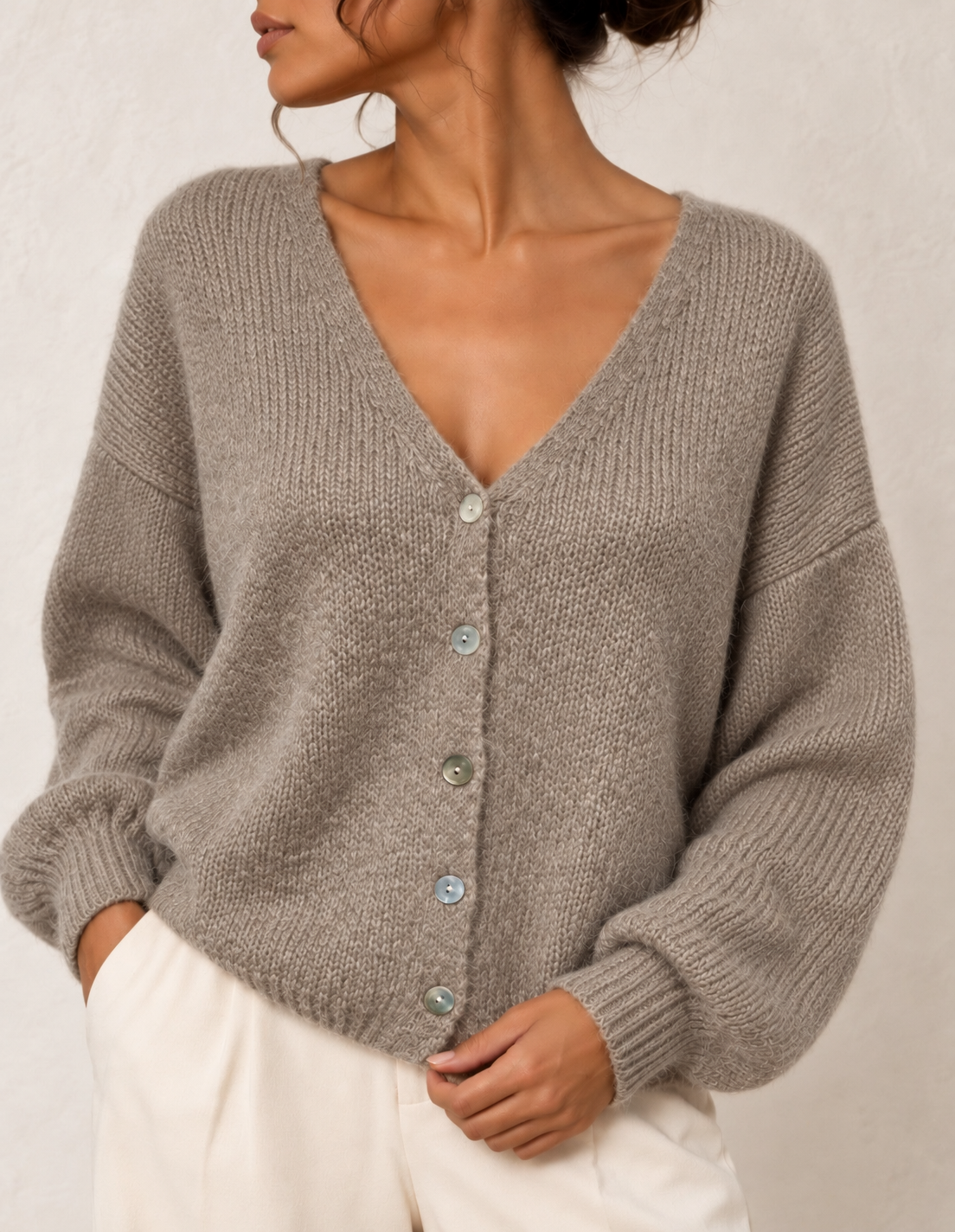 Gilet en maille mohair taupe porté par une mannequin brune, vue rapprochée