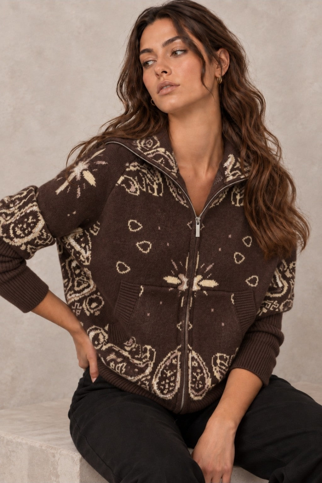 Gilet zippé motif bandana marron chocolat porté - Le Coin Sauvage