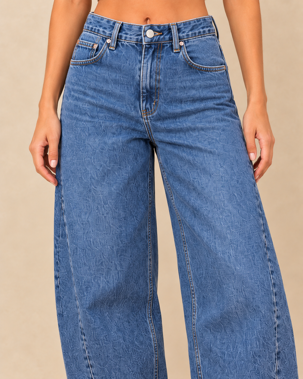 Jean barrel bleu délavé — détail du denim