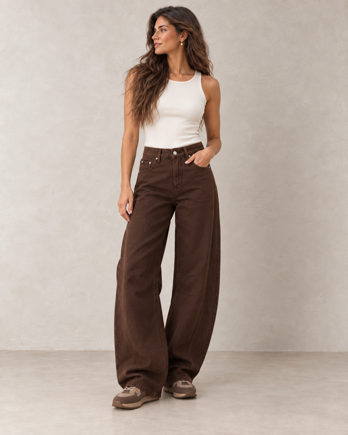 Jean barrel marron porté de face par le mannequin Le Coin Sauvage sur fond beige