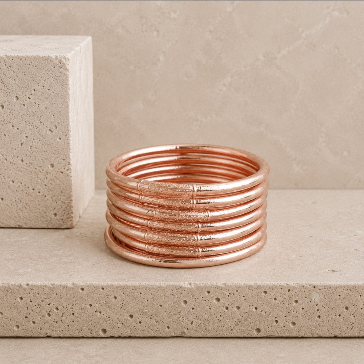 Joncs bouddhistes Mantra Rose Gold avec détails gravés