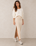 Jupe longue fendue beige, look pull écru et baskets