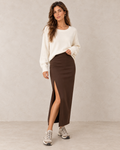 Jupe longue fendue marron, look pull écru et baskets