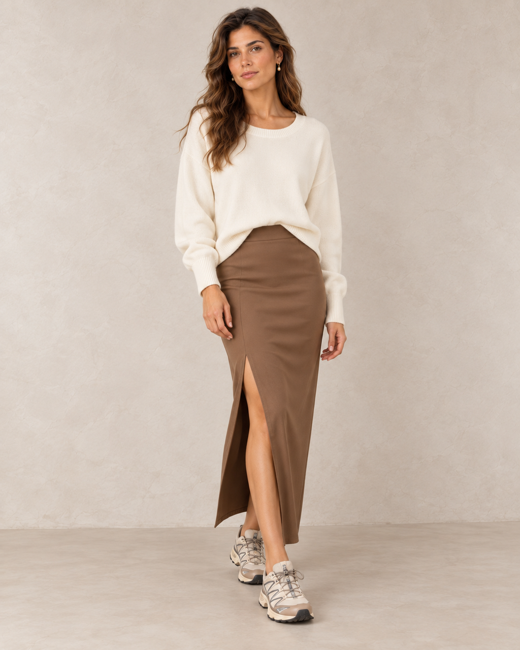 Jupe longue fendue moka, look pull écru et baskets