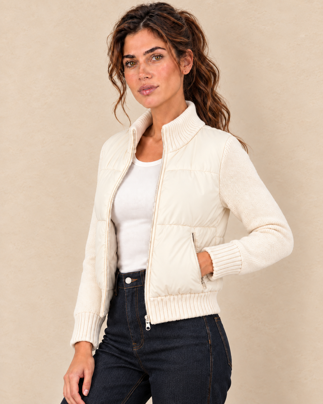 Veste bimatière beige écru portée avec le jean barrel bleu brut, vue de trois quarts