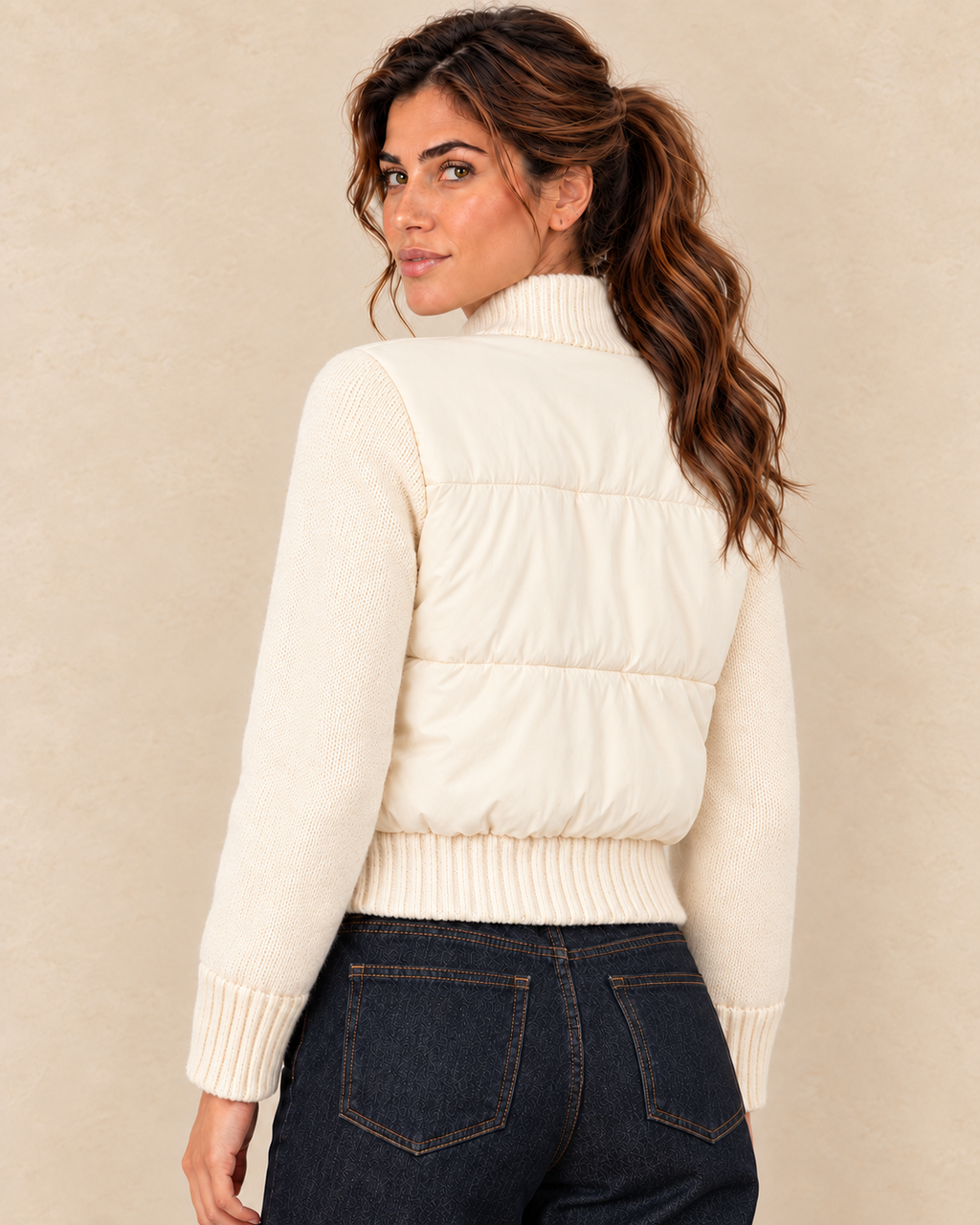 Veste bimatière beige écru portée avec le jean barrel bleu brut, vue de dos