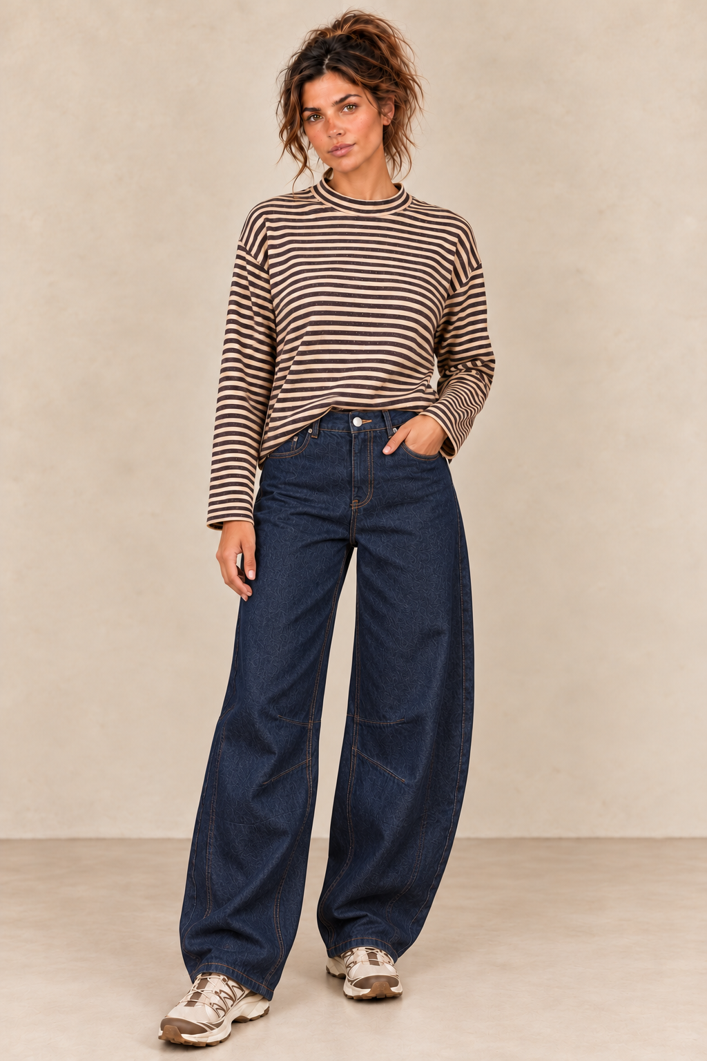 Marinière prune et beige avec jean barrel bleu brut — face