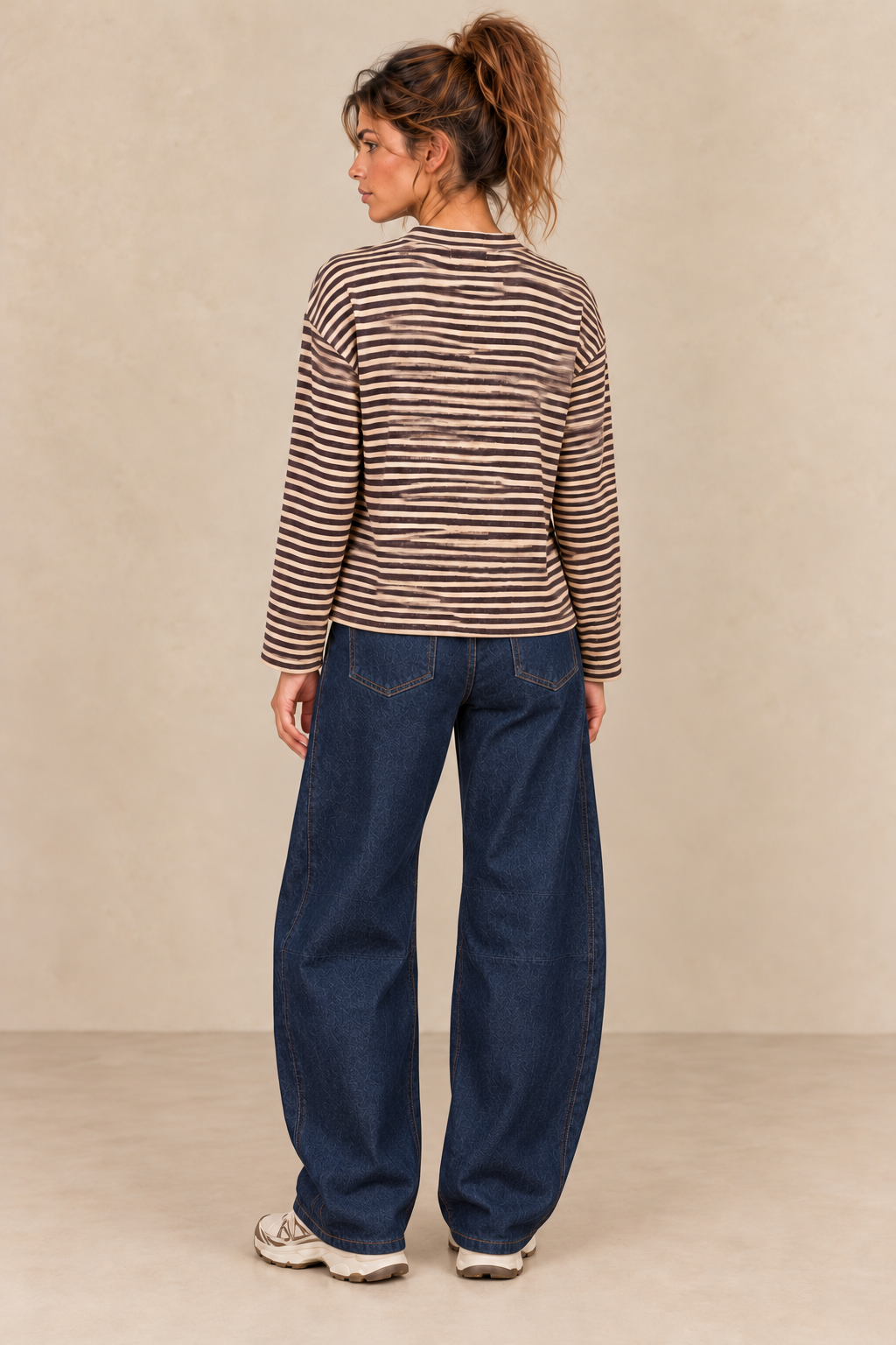 Marinière prune et beige avec jean barrel bleu brut — dos