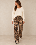Pantalon fluide léopard porté avec le pull écru et des baskets