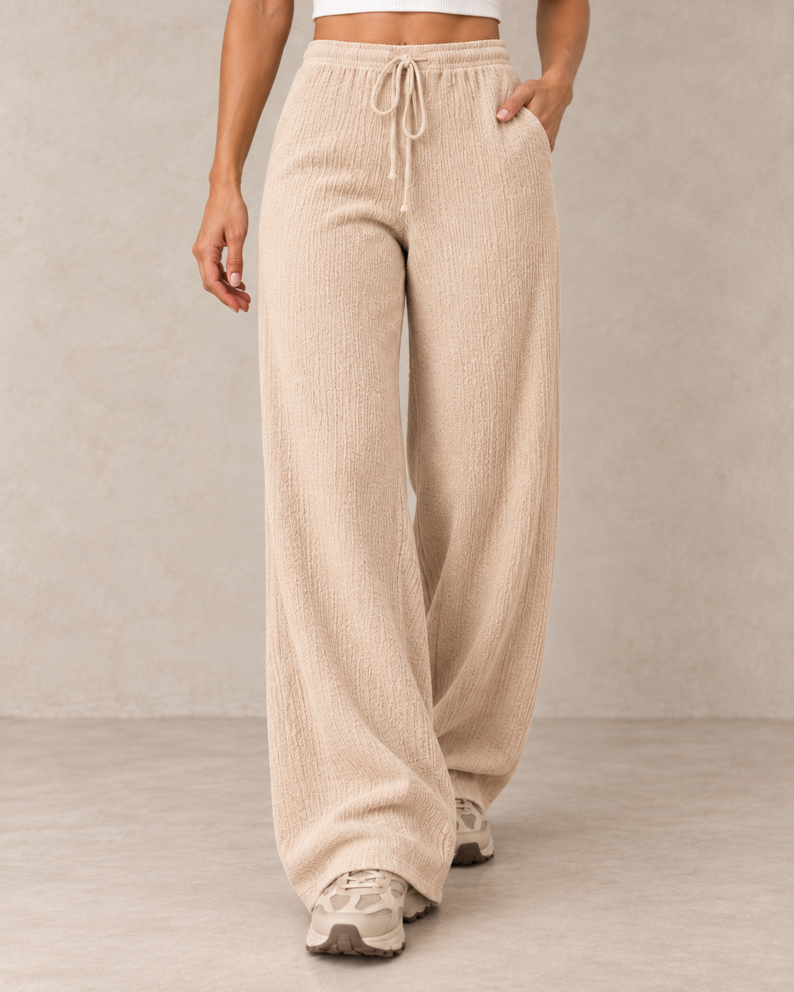 Pantalon gaufré beige – détail taille, matière et tombé