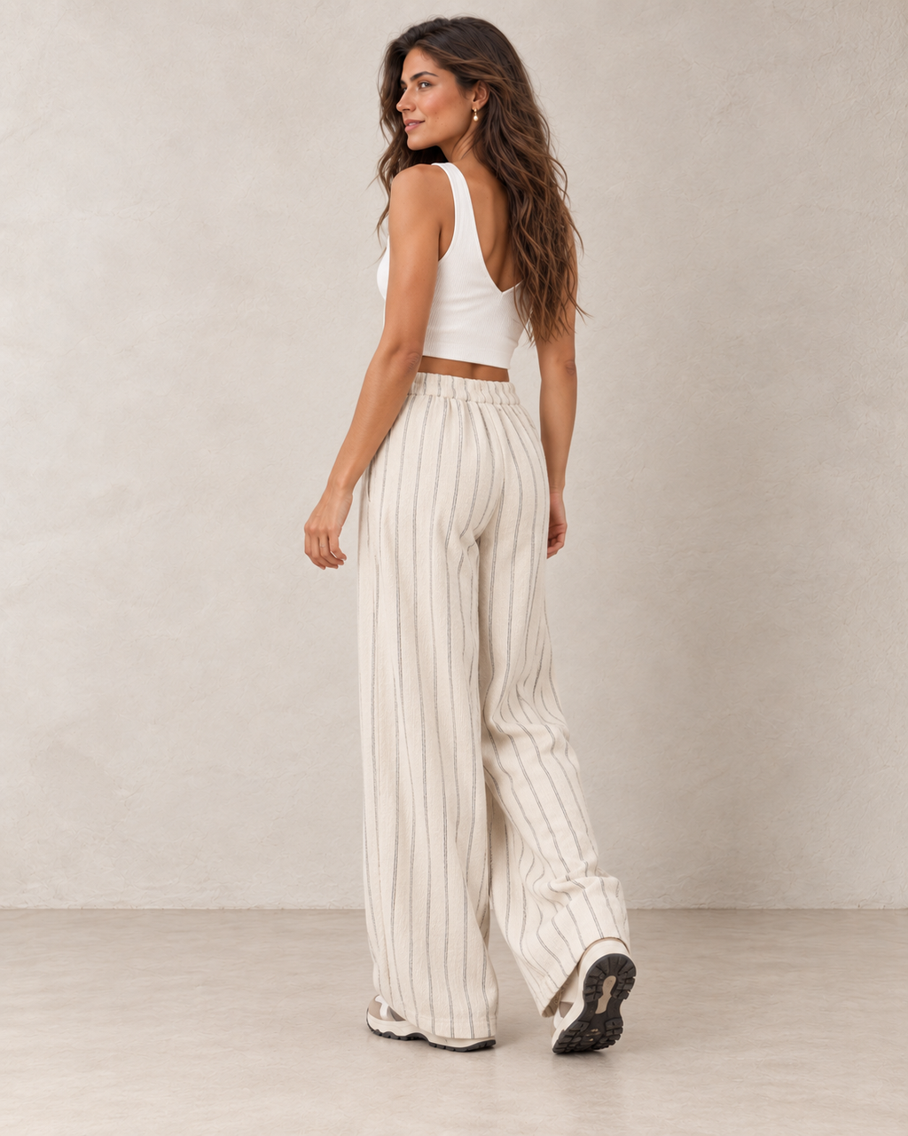 Pantalon gaufré écru à rayures noires porté – vue de dos