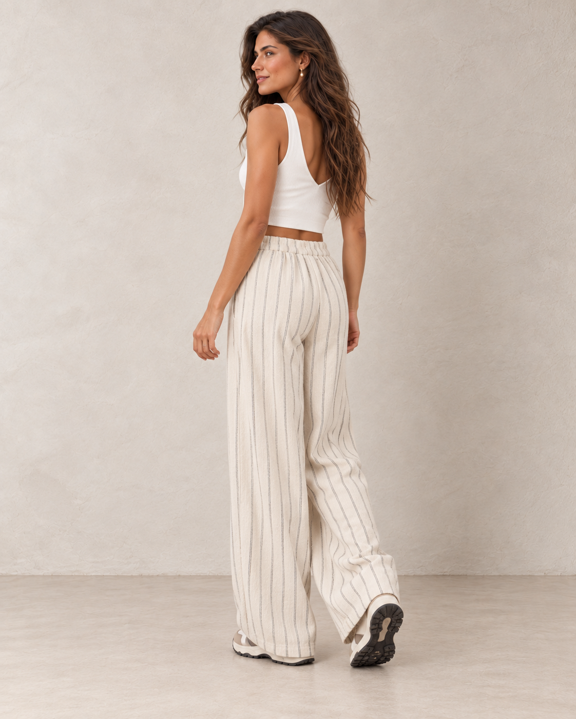 Pantalon gaufré écru à rayures noires porté – vue de dos
