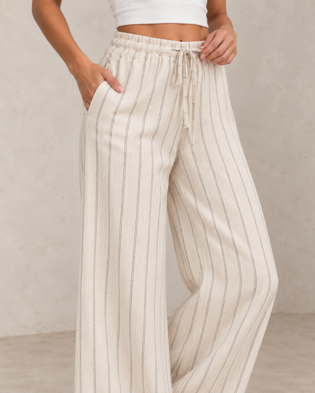 Pantalon gaufré écru à rayures noires – détail taille et matière
