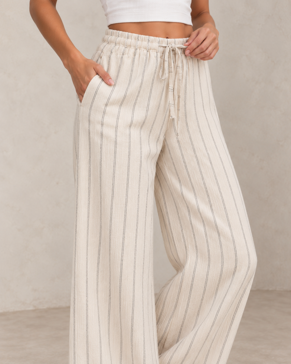 Pantalon gaufré écru à rayures noires – détail taille et matière