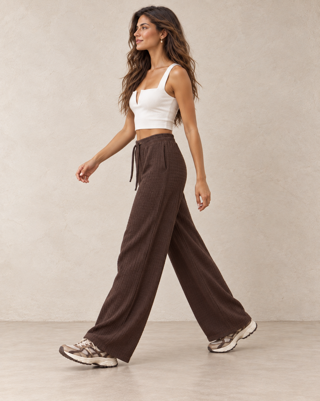 Pantalon gaufré marron porté – vue de profil en mouvement