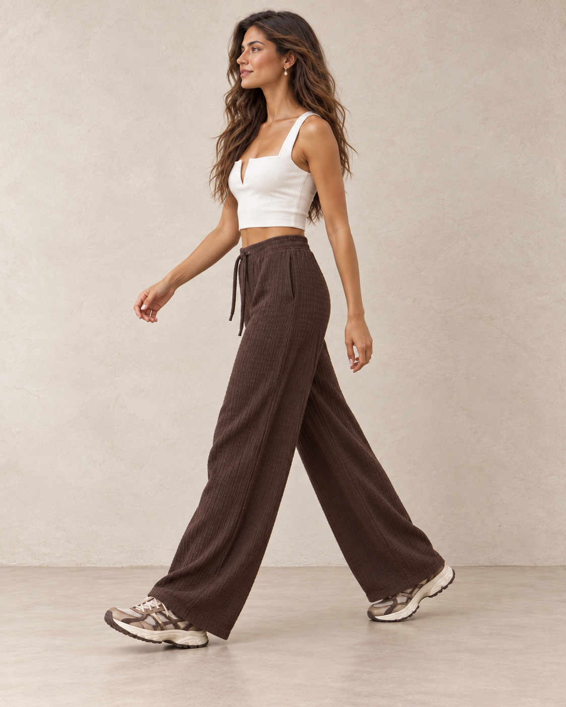 Pantalon gaufré marron porté – vue de profil en mouvement