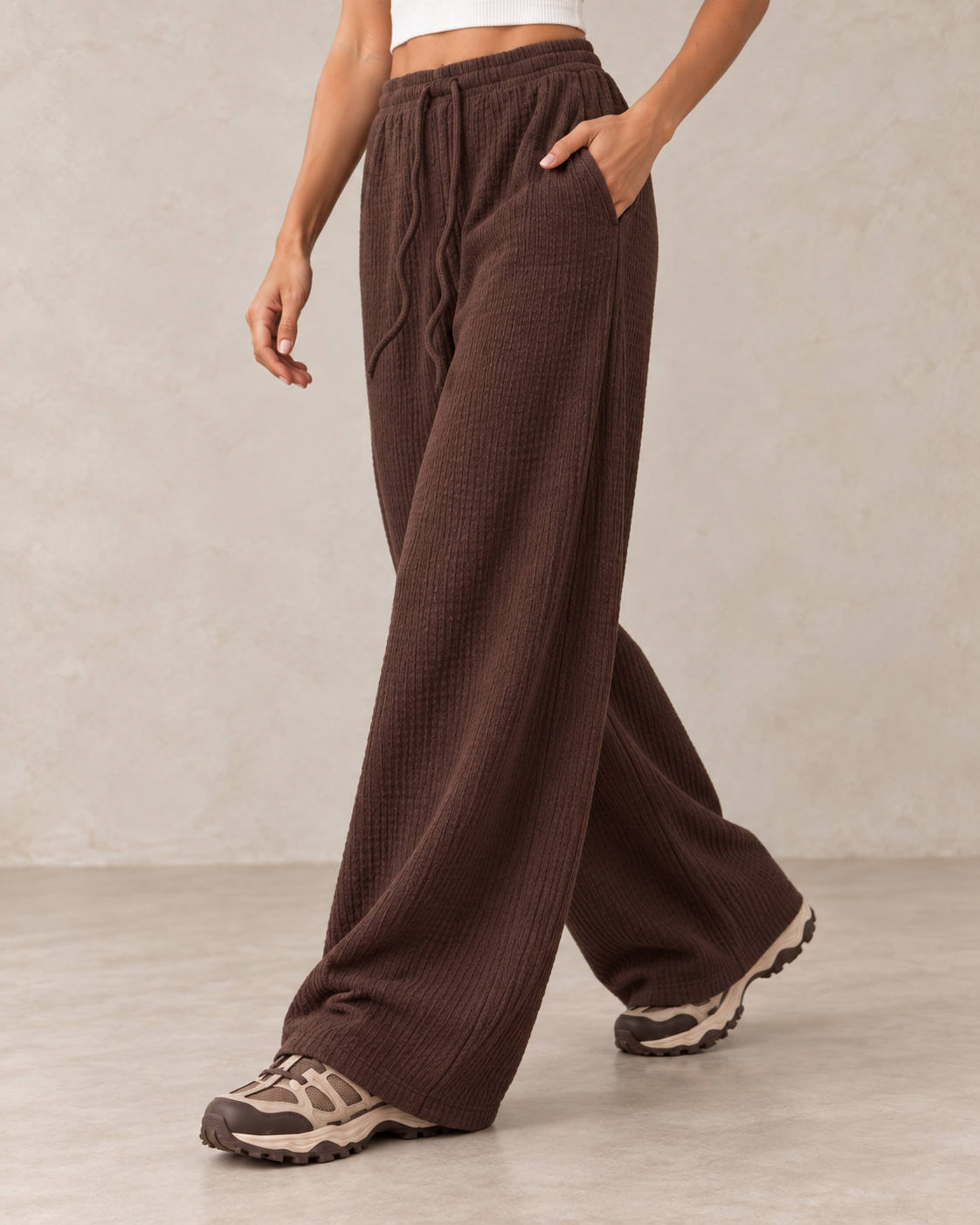 Pantalon gaufré marron – détail matière et tombé