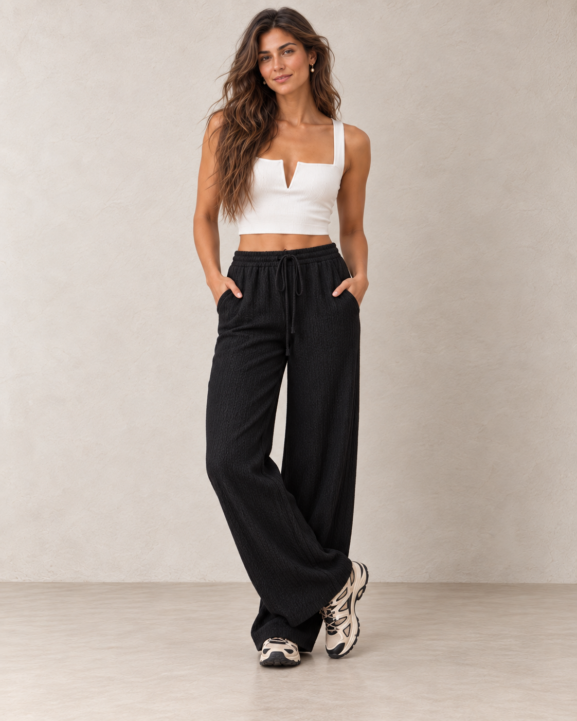 Pantalon gaufré noir porté – pose naturelle
