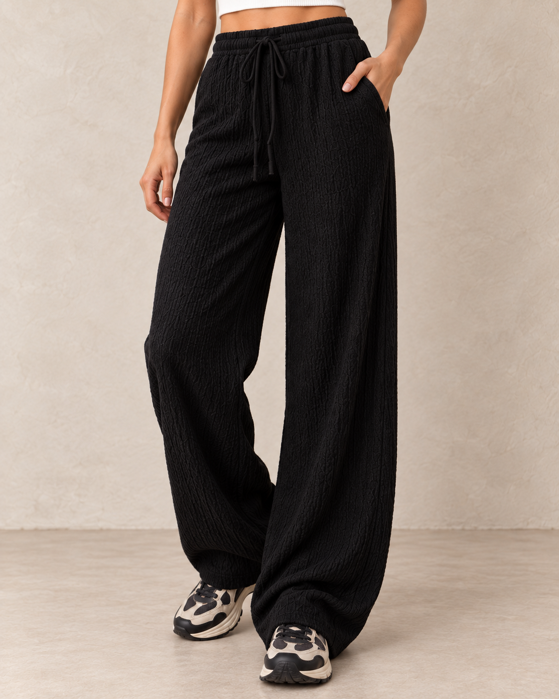 Pantalon gaufré noir – détail taille et matière