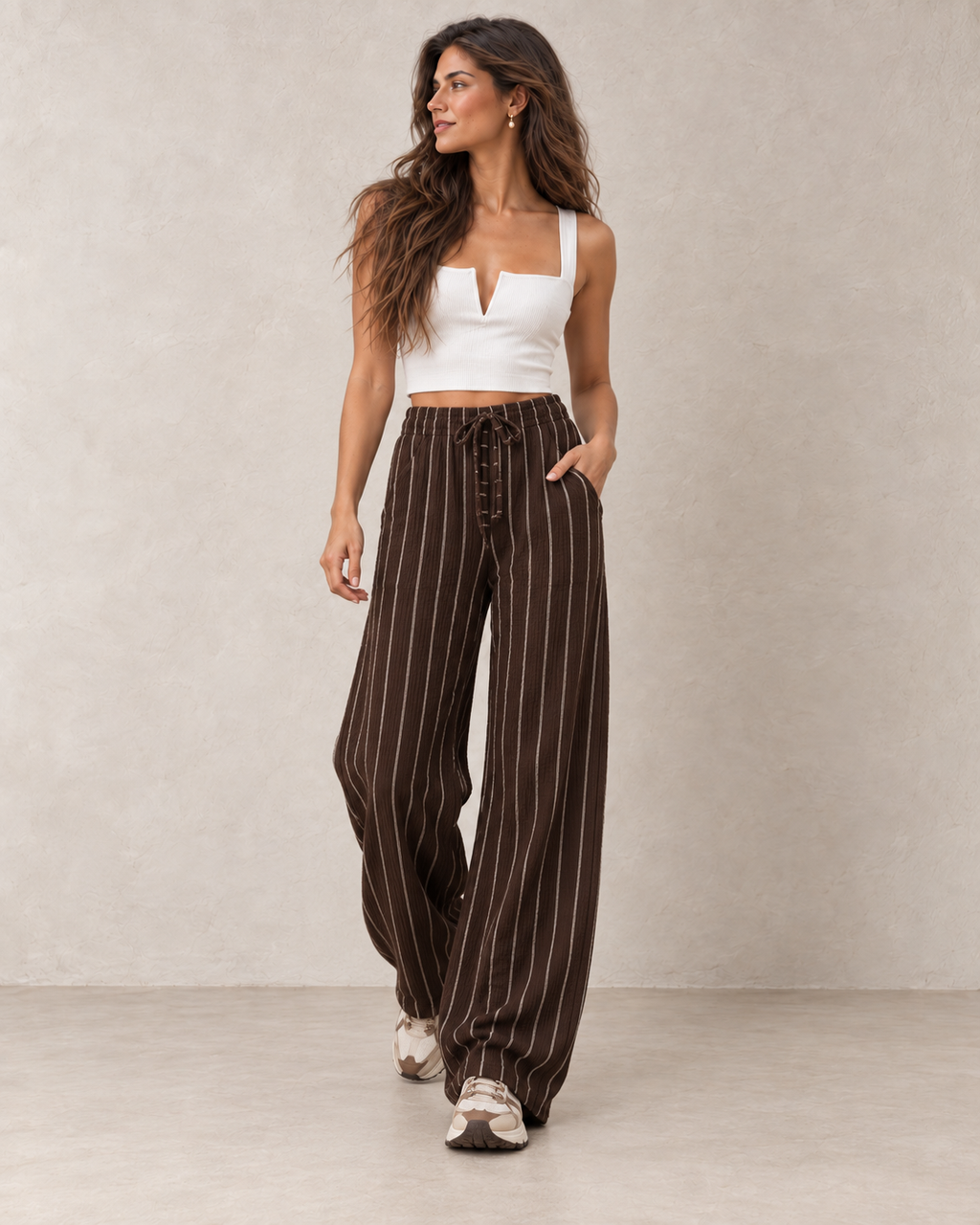 Pantalon gaufré marron et écru porté – vue de face