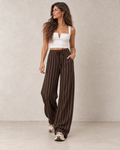 Pantalon gaufré marron et écru porté – vue de face