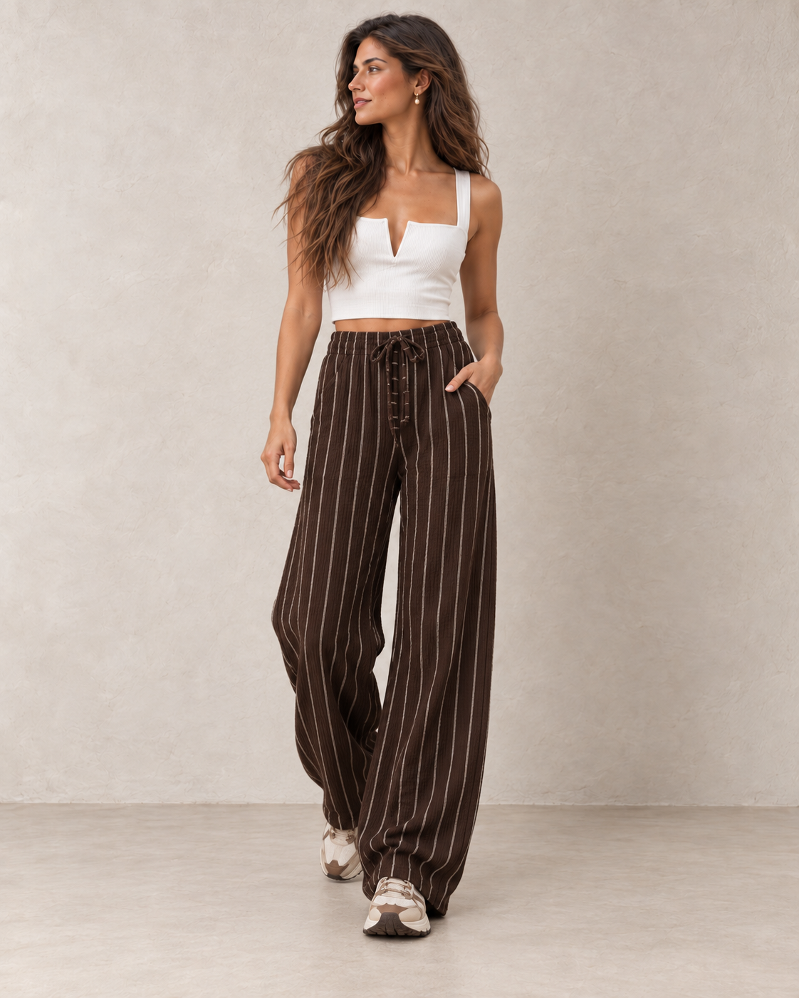 Pantalon gaufré marron et écru porté – vue de face