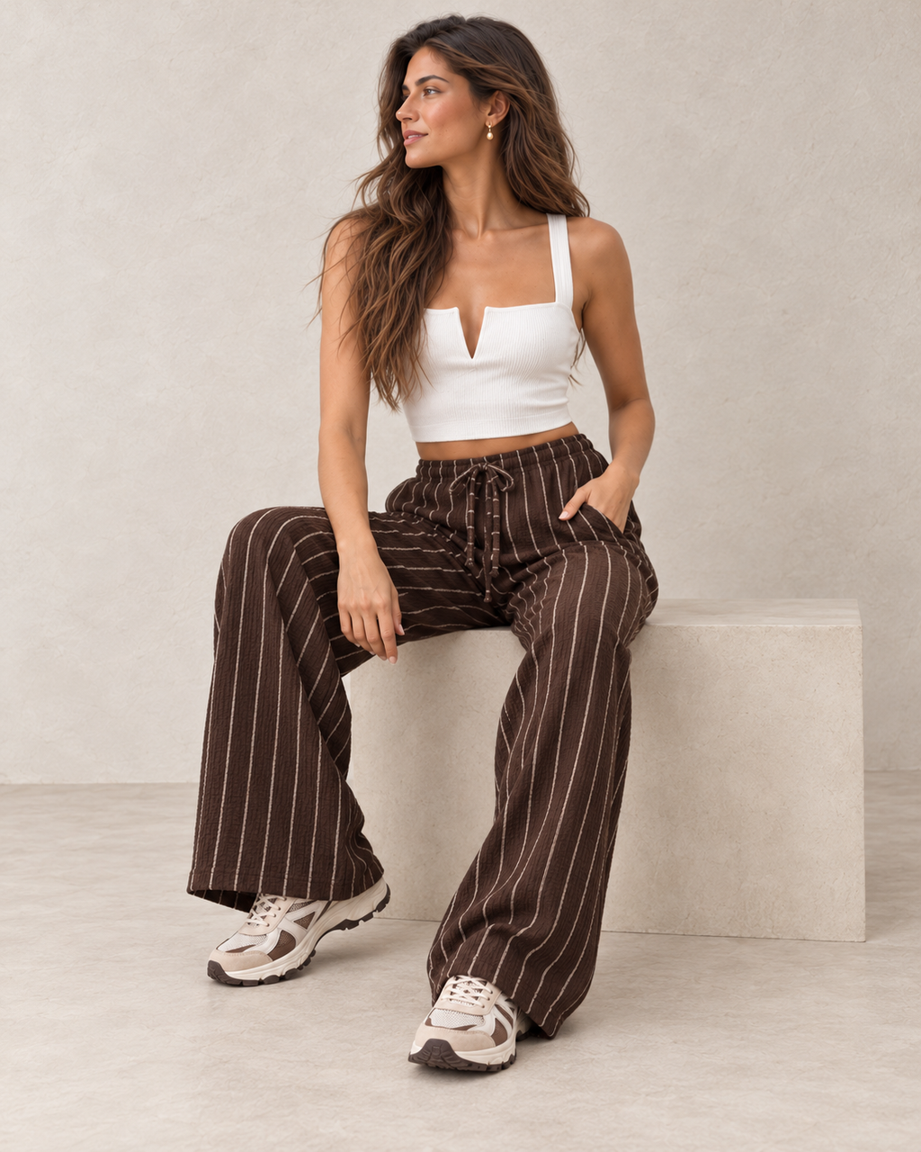 Pantalon gaufré marron et écru porté – pose assise