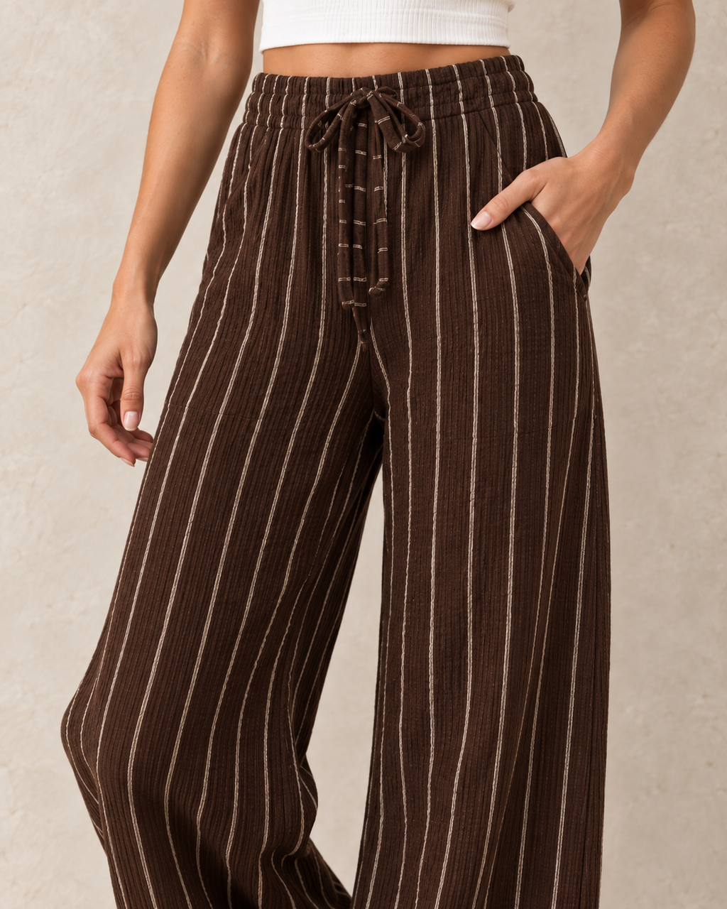 Pantalon gaufré marron et écru – détail taille et matière