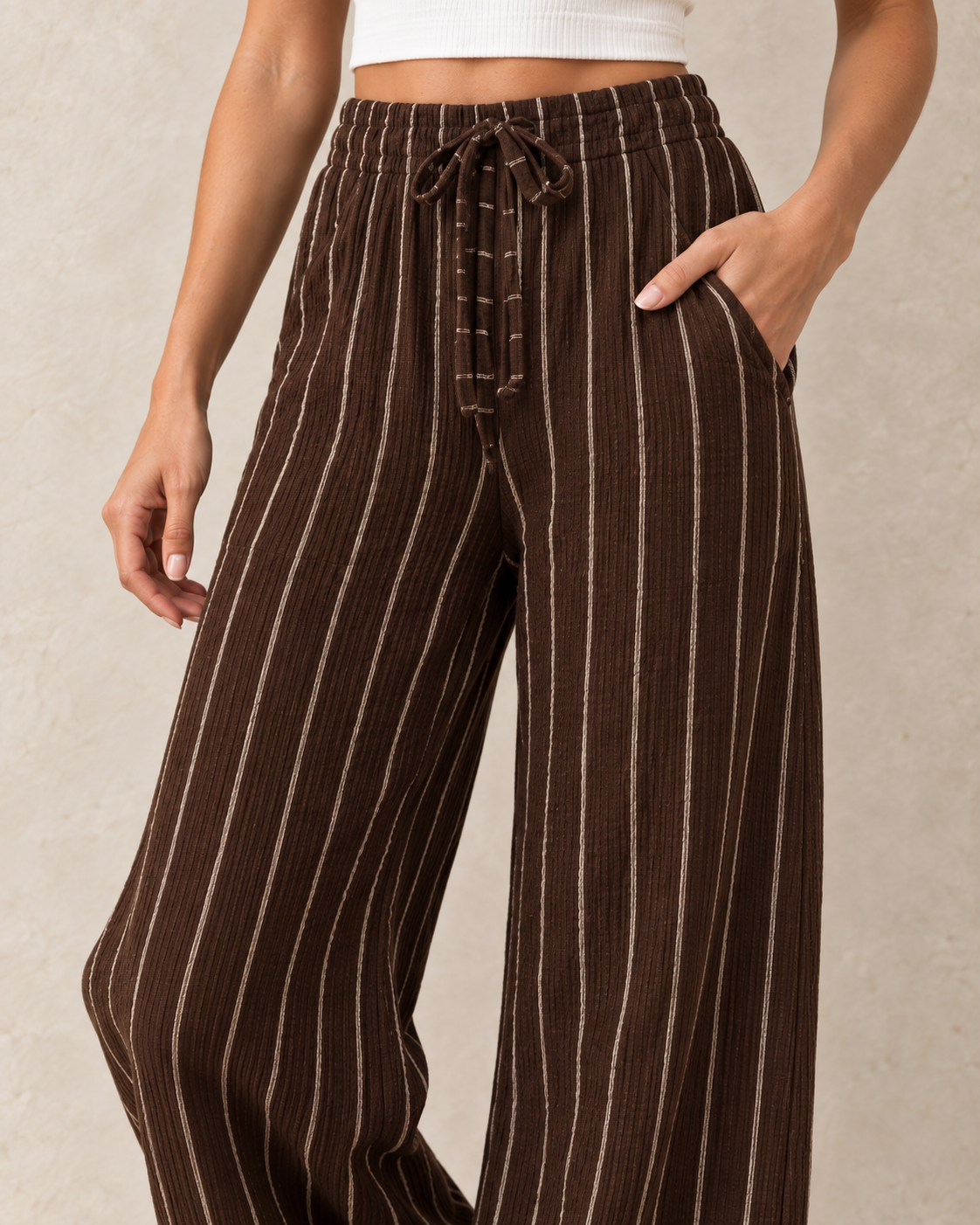 Pantalon gaufré marron et écru – détail taille et matière