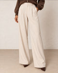 Pantalon large beige porté, vue de détail