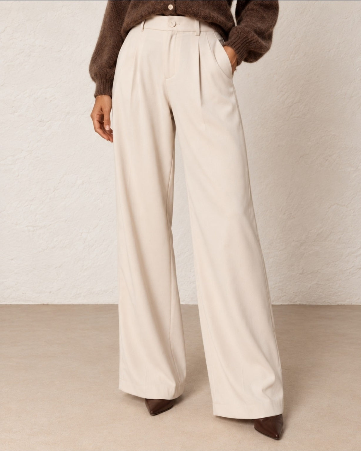 Pantalon large beige porté, vue de détail