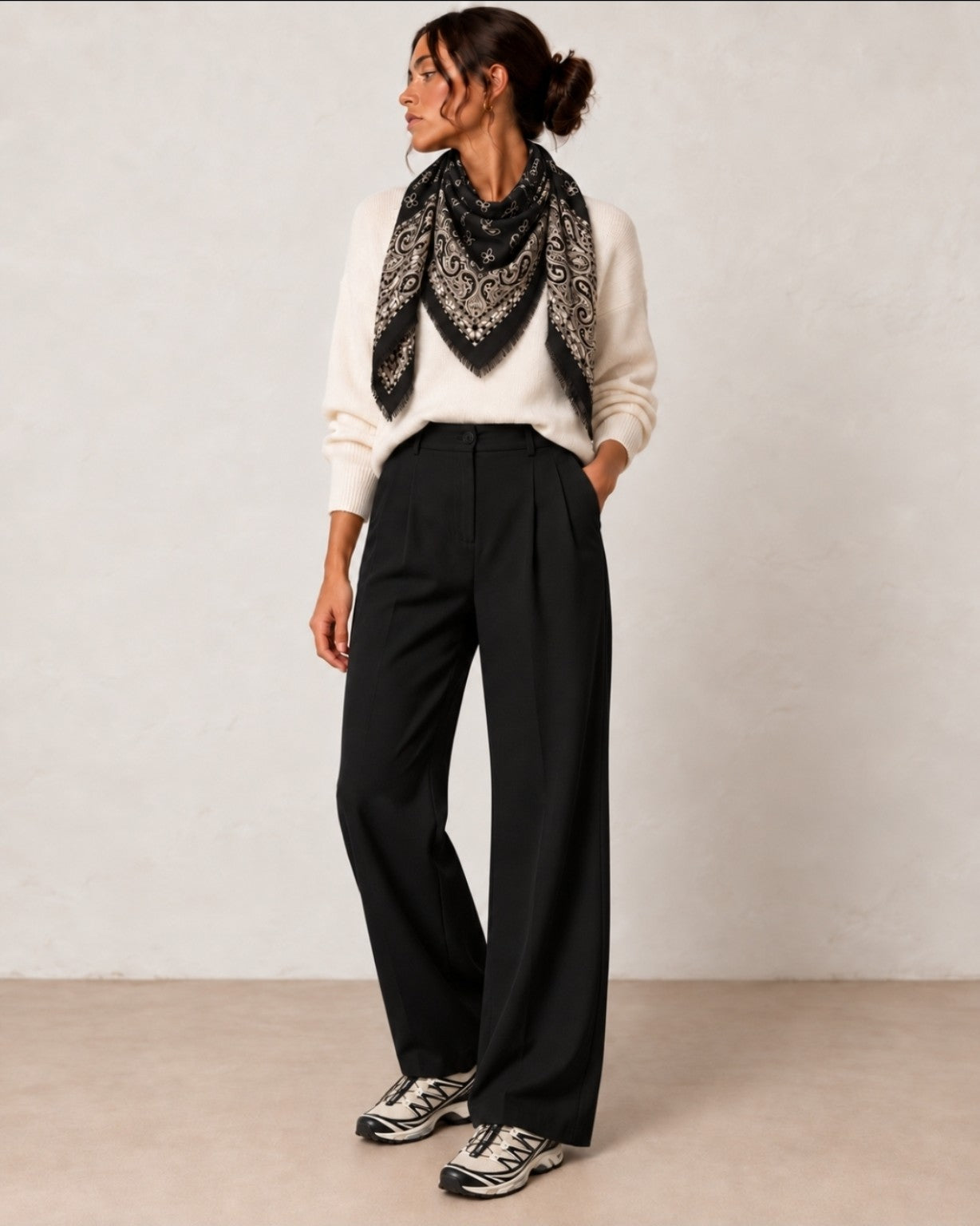 Pantalon large noir porté