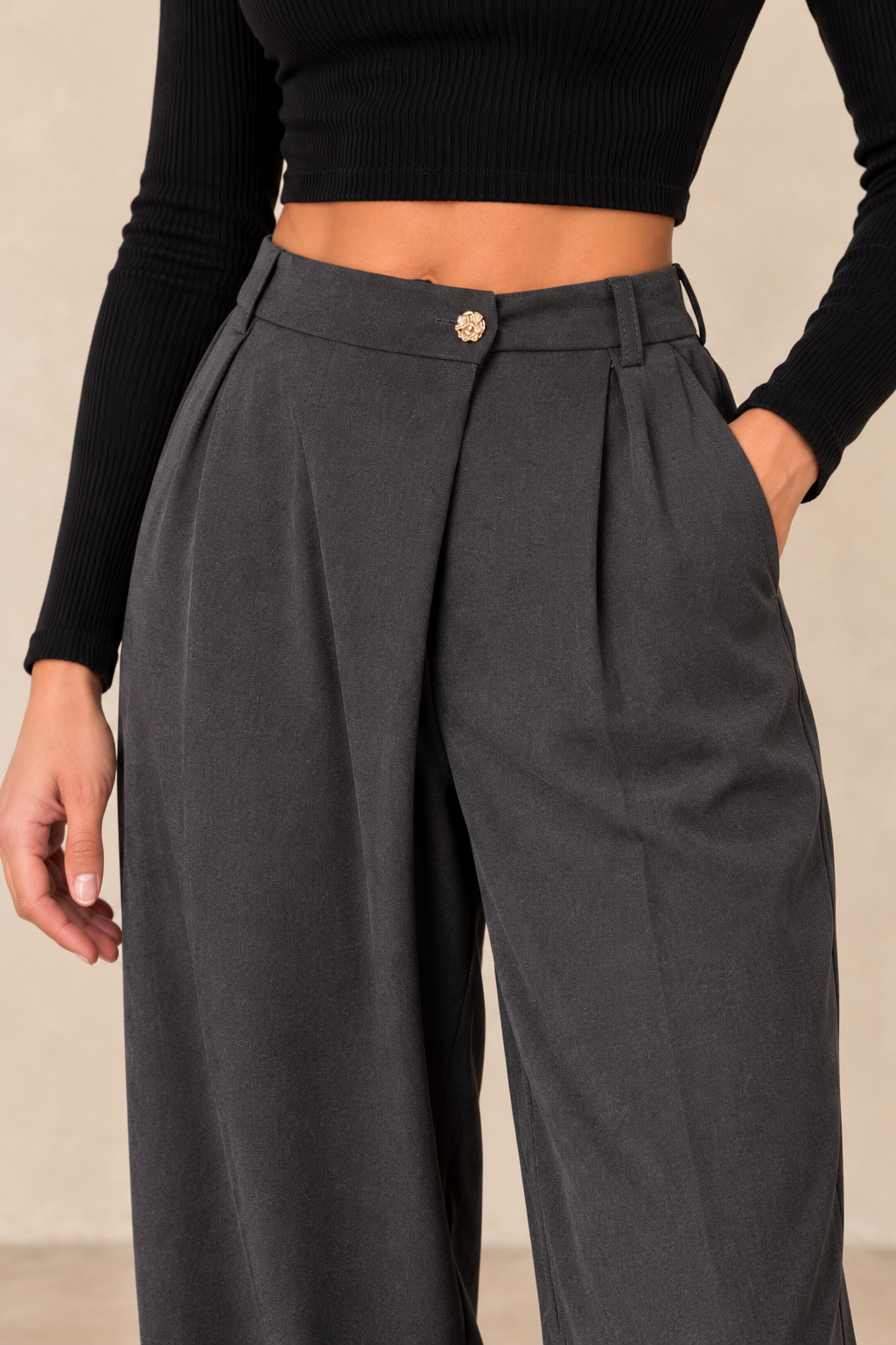 Pantalon à pinces gris fonce – détail de la taille et du bouton doré
