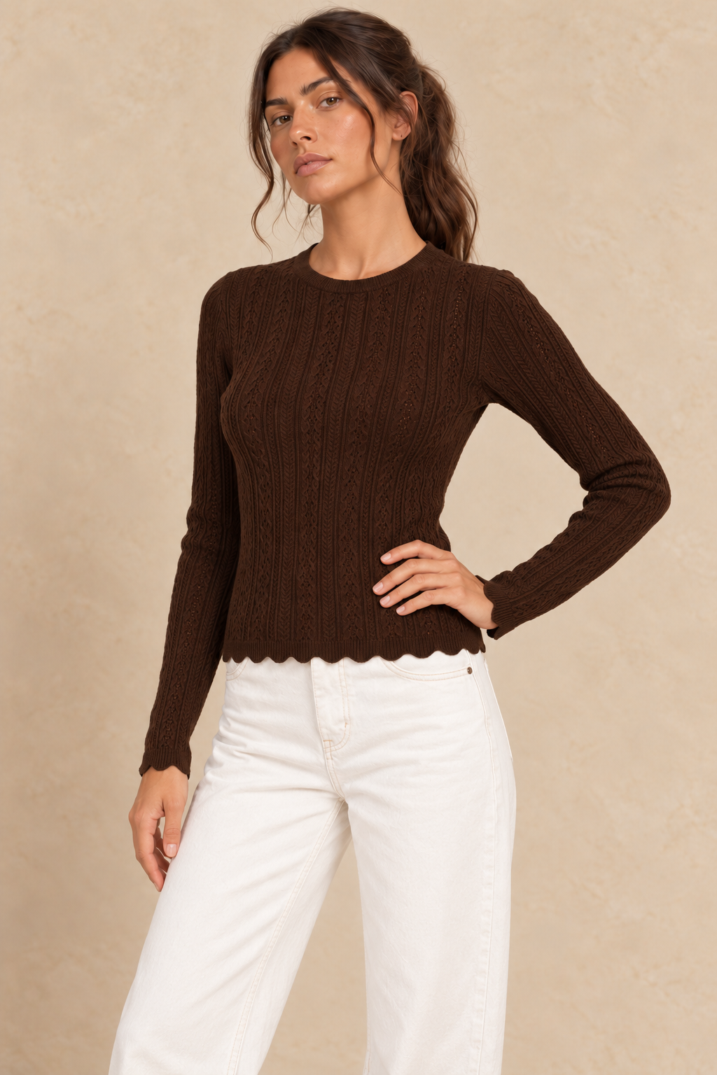 Pull ajusté ajouré chocolat — vue rapprochée