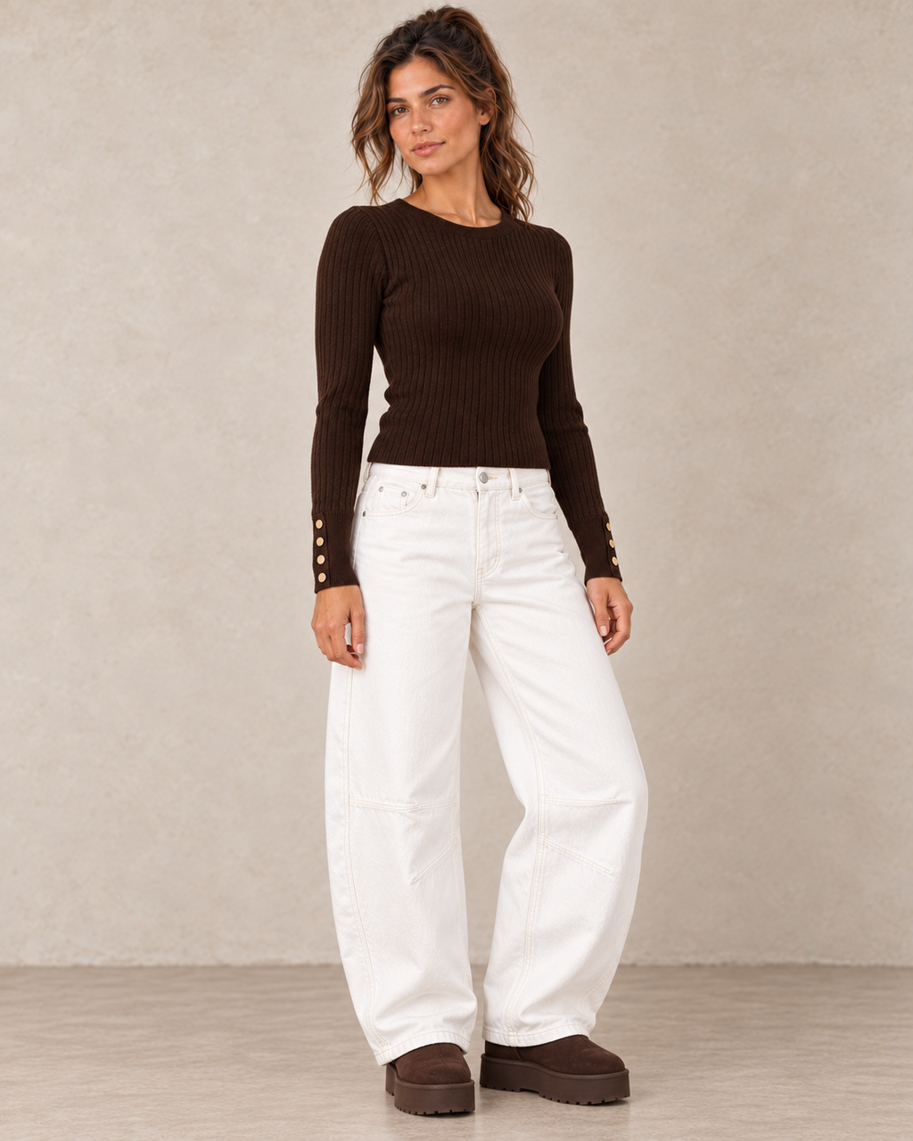Pull côtelé chocolat, jean barrel blanc et bottines plateforme marron foncé — vue de trois-quarts