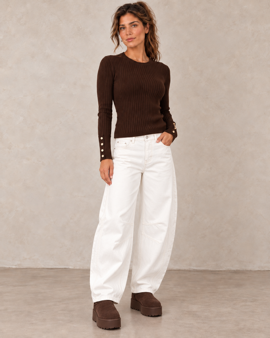 Pull côtelé chocolat, jean barrel blanc et bottines plateforme marron foncé — vue de face