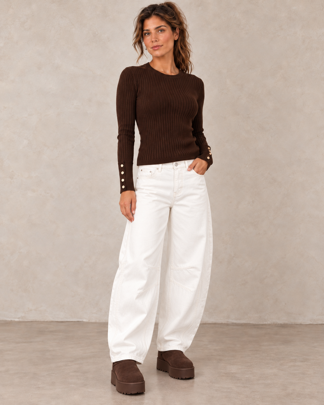 Pull côtelé chocolat, jean barrel blanc et bottines plateforme marron foncé — vue de face