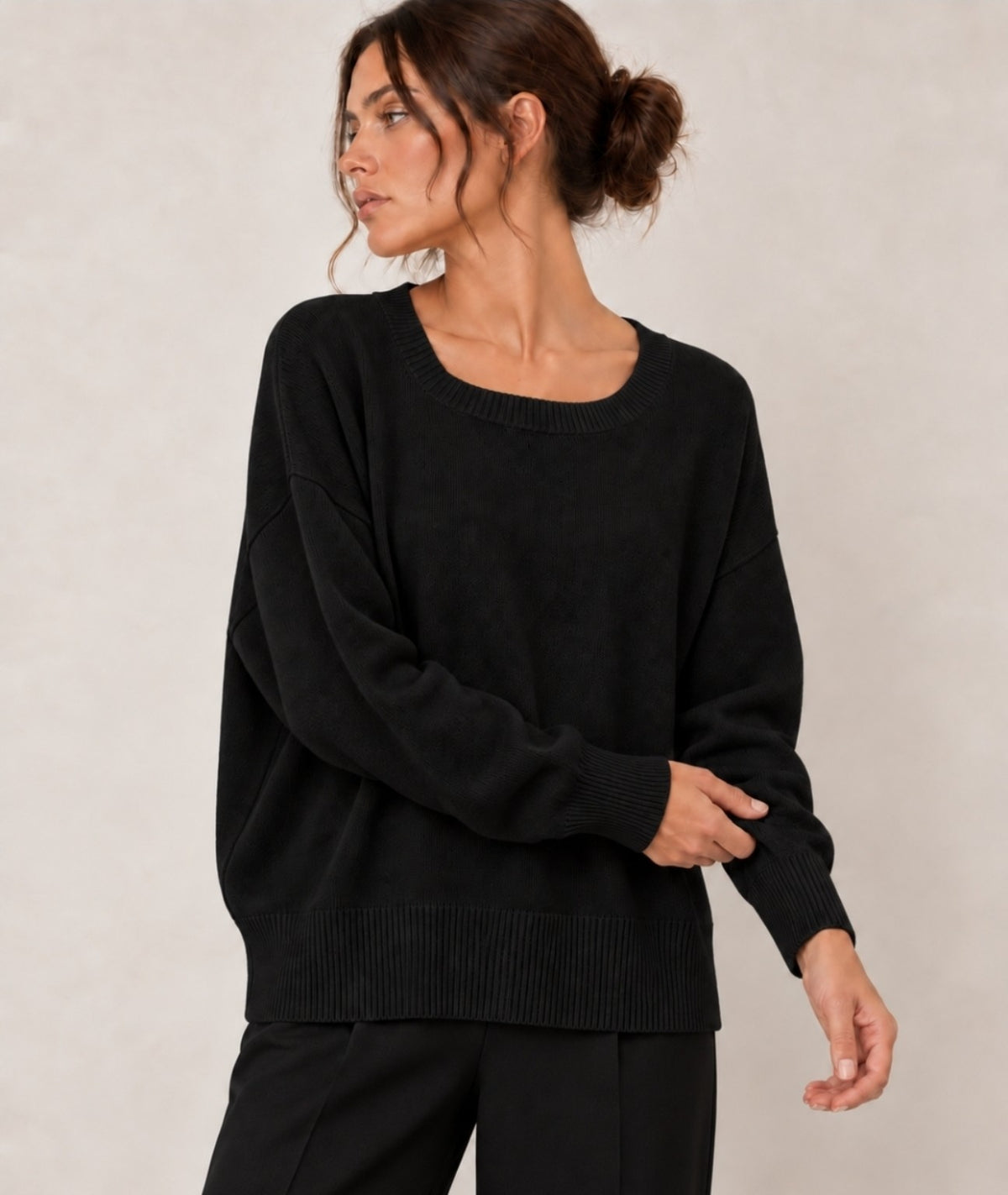 Pull en maille noir porté