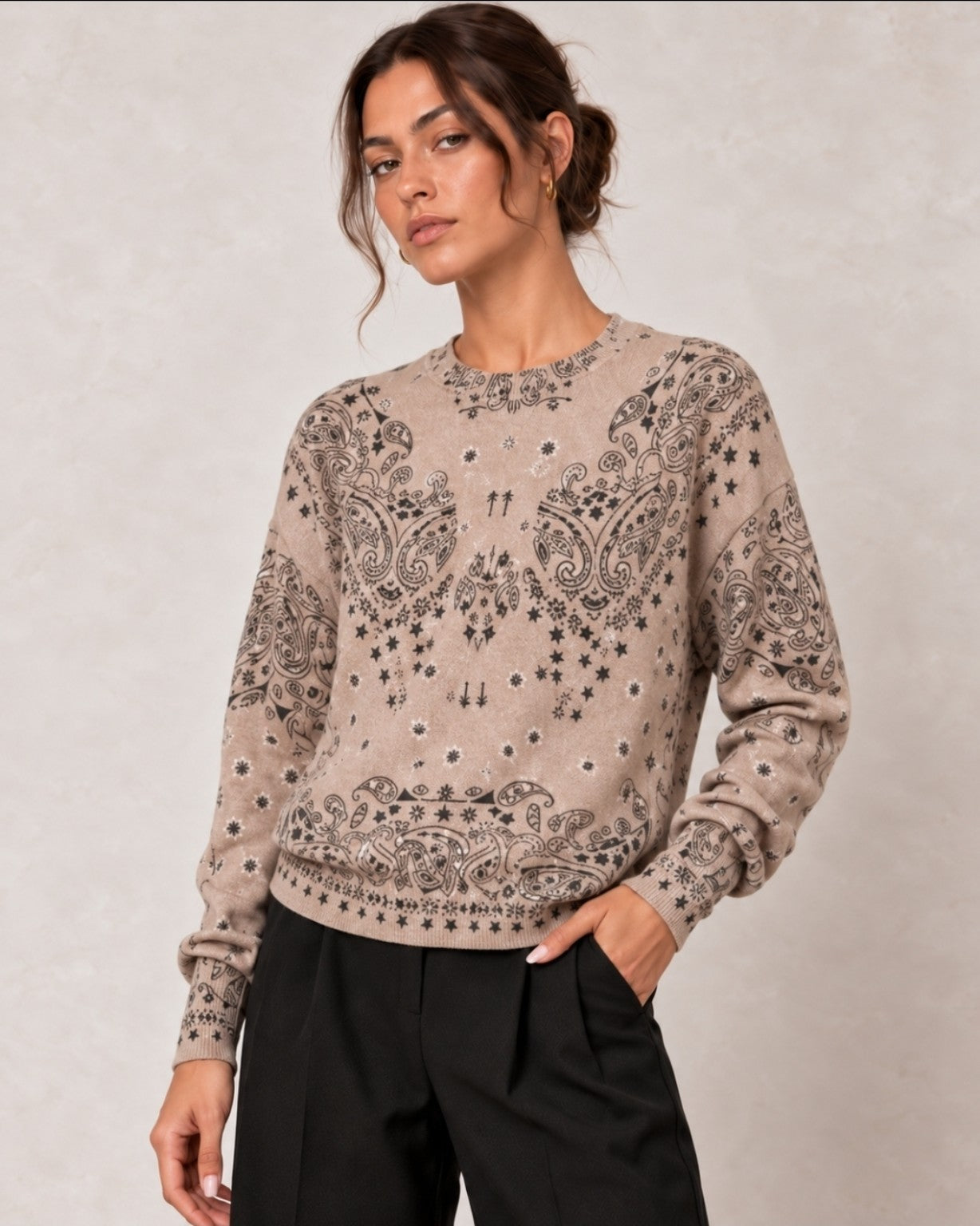 Pull taupe à motif bandana noir - gros plan