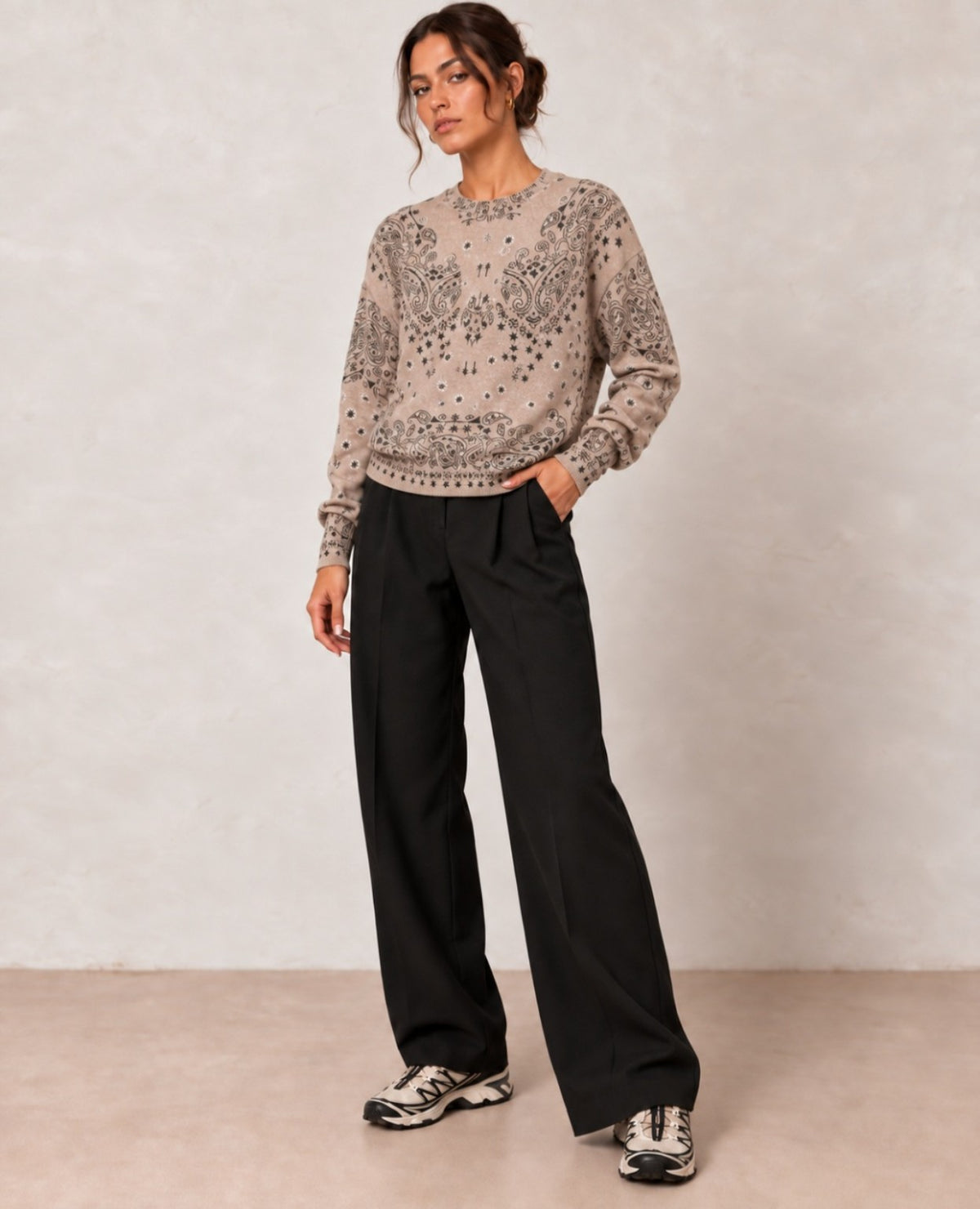 Pull taupe à motif bandana noir - silhouette entière