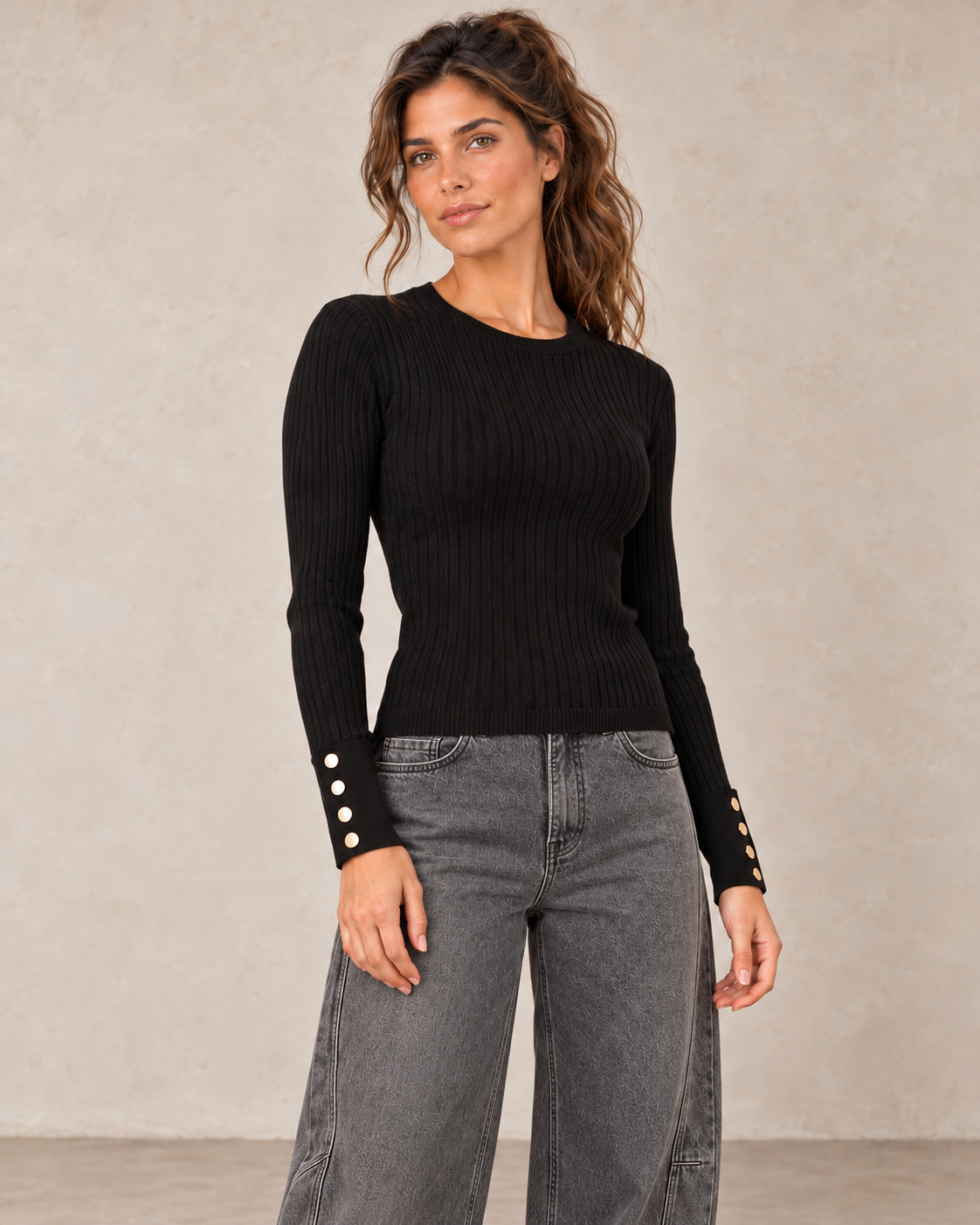 Pull noir à boutons dorés avec jean barrel gris — vue rapprochée