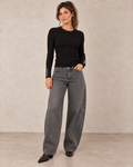 Pull noir à boutons dorés avec jean barrel gris — vue en pied