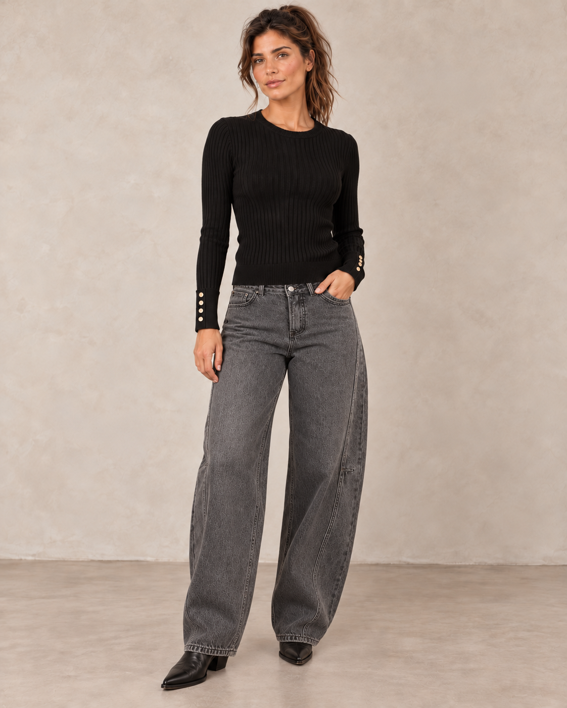 Pull noir à boutons dorés avec jean barrel gris — vue en pied