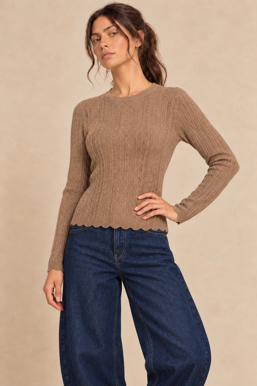 Pull taupe avec jean barrel bleu brut et mules fourrées taupe — vue rapprochée